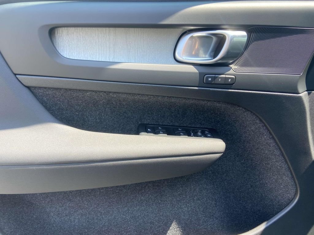 2026 Volvo XC40 Plus - Photo 2