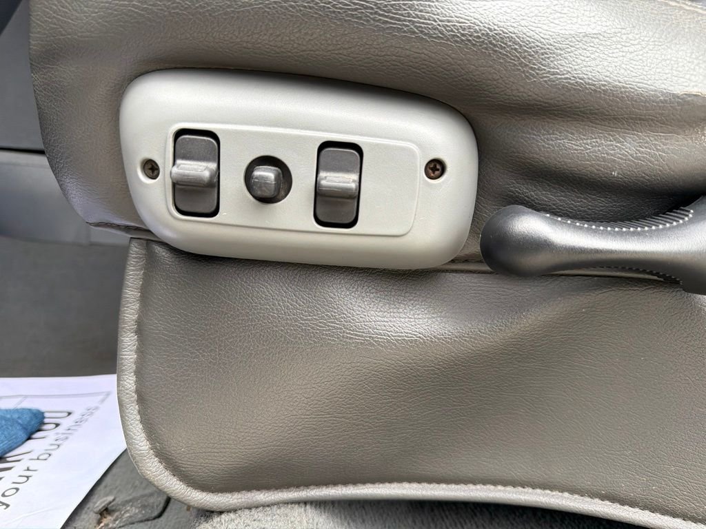 Used 2007 White Dodge SLT image 12
