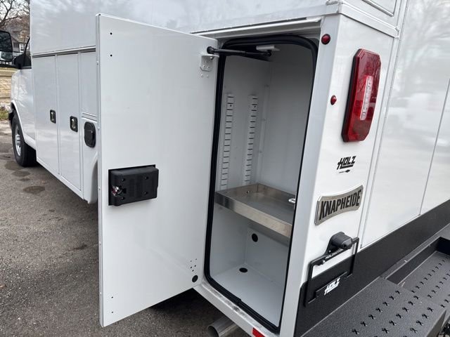 New 2025 Summit White Chevrolet 1WT image 13