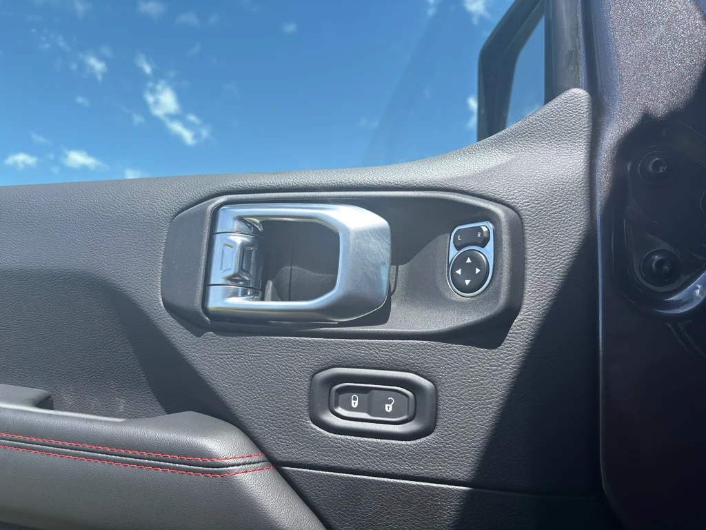 New 2026 Granite Crystal Metallic Clear-Coat Exterior Paint Jeep Rubicon X image 18