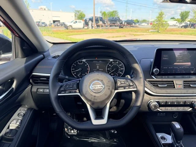 Used 2021 Scarlet Nissan 2.5 SR image 14