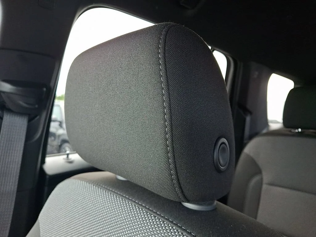Used 2023 RADIANT RED TINTCOAT Chevrolet LT Cloth image 18