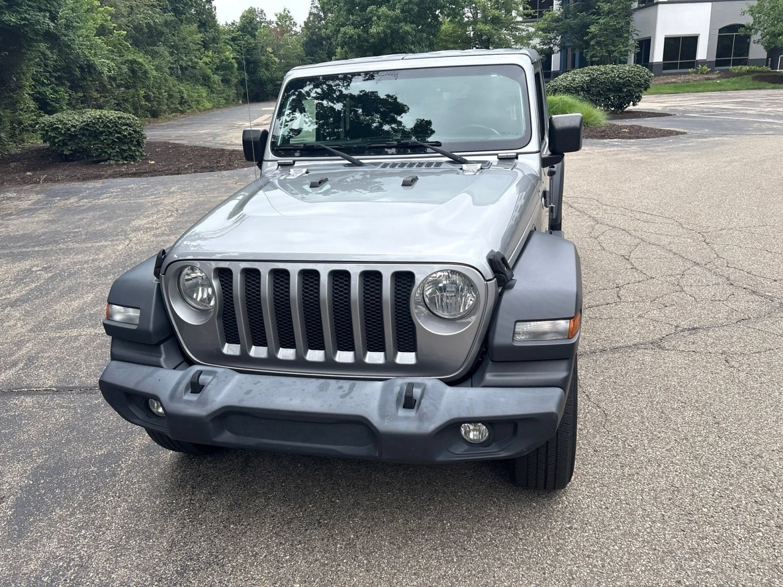 Used 2018 Billet Silver Metallic Clearcoat Jeep Sport S image 13