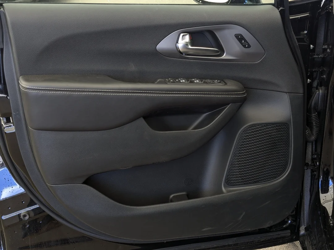 New 2026 Black Chrysler Select - - FWD - 360 Camera - FAV Edition - Power Liftgate - Remote Start & More! image 11