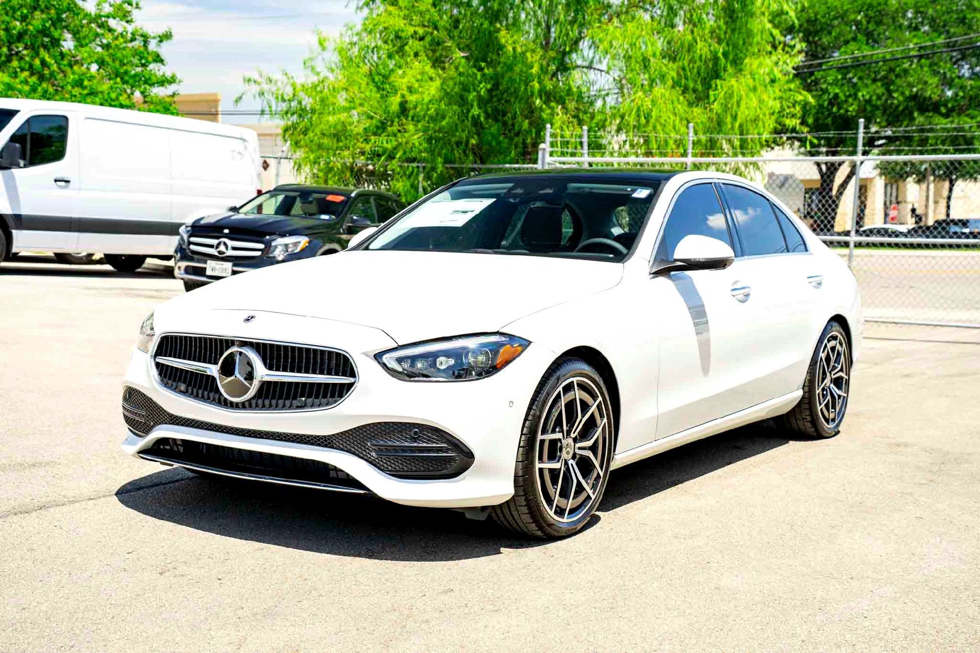 New 2026 MANUFAKTUR Moonlight White Metallic Mercedes-Benz C 300 image 29