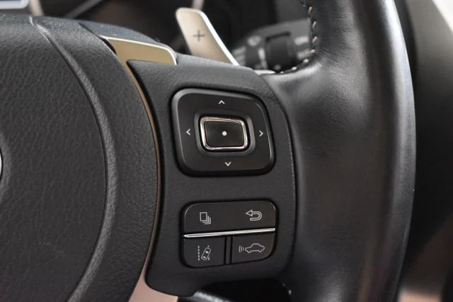 Used 2021 White Lexus 300h image 26