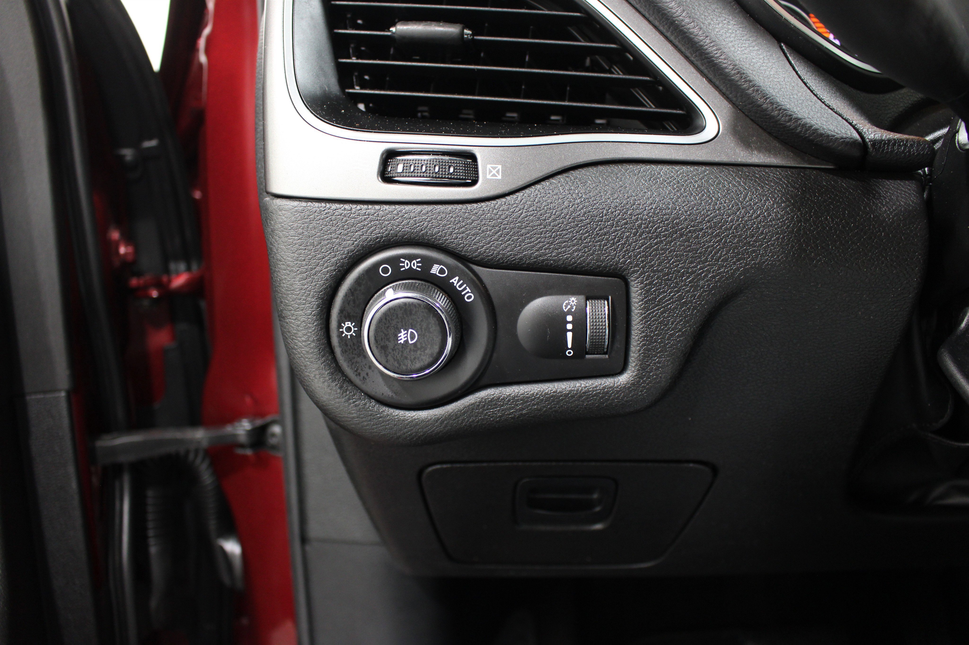 Used 2019 Velvet Red Pearlcoat Jeep Latitude image 8