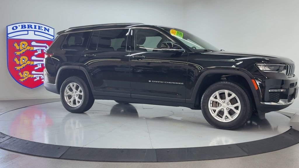 Used 2023 Diamond Black Jeep Limited image 3