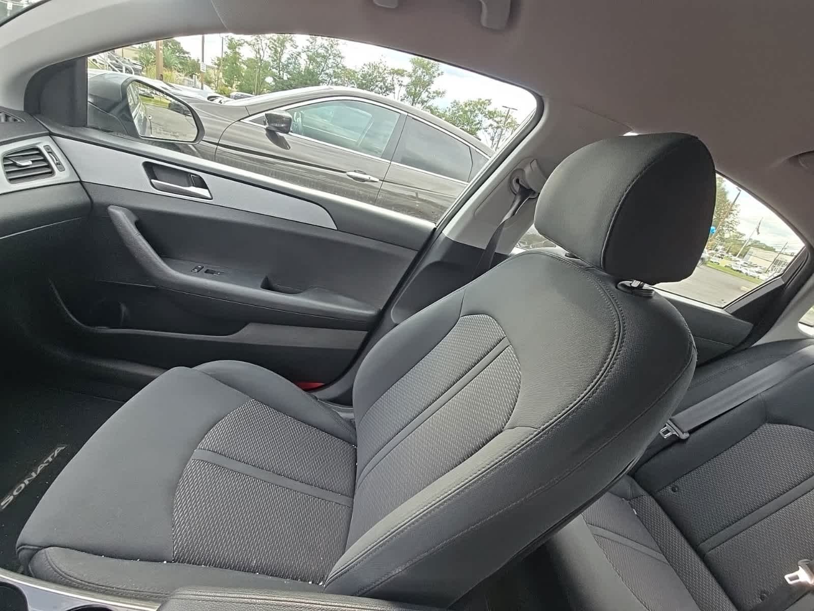 Used 2019 Machine Gray Hyundai SE image 11