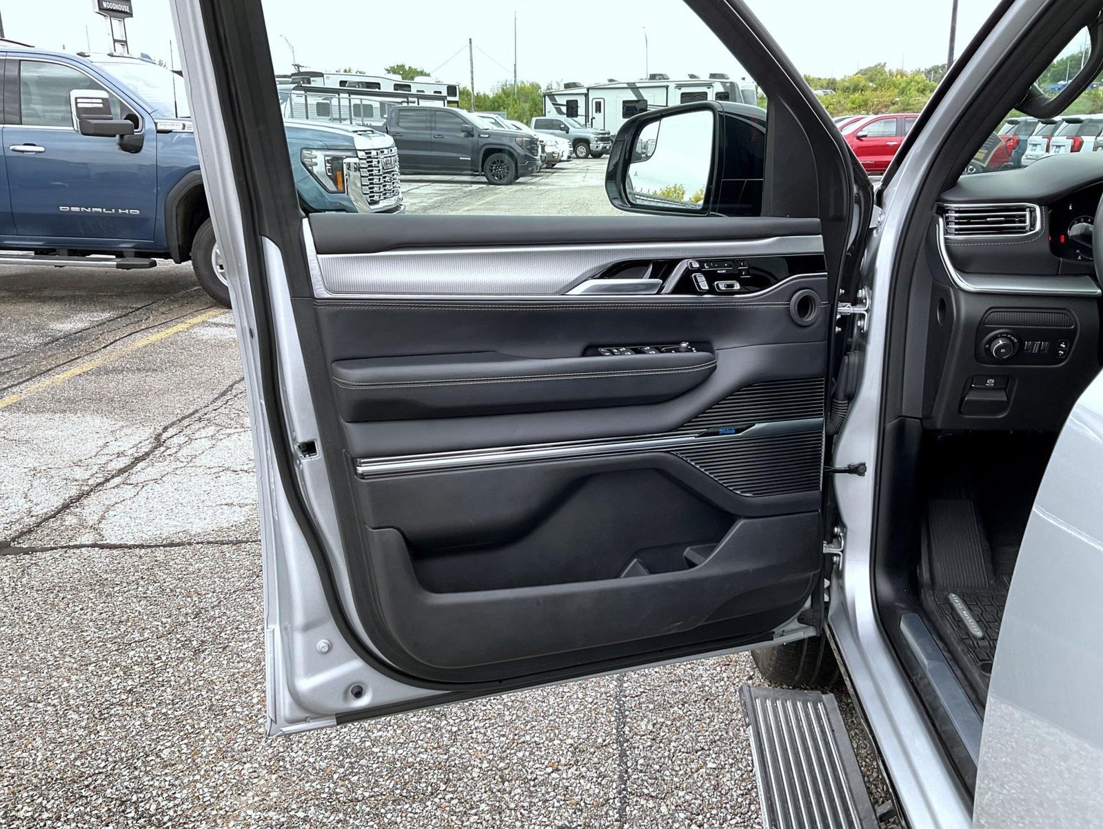 Used 2023 Silver Jeep Base image 9