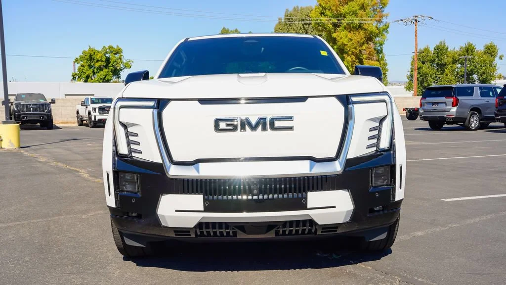 Used 2025 Summit White GMC Extended Range Denali image 4