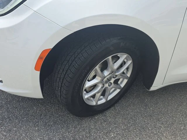 Used 2022 White Chrysler Touring L image 33