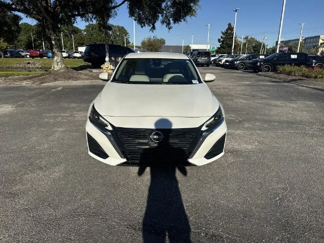 Used 2023 White Nissan 2.5 SV image 2