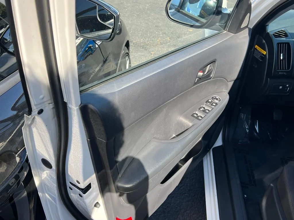 Used 2010 Polar White Hyundai GLS image 9