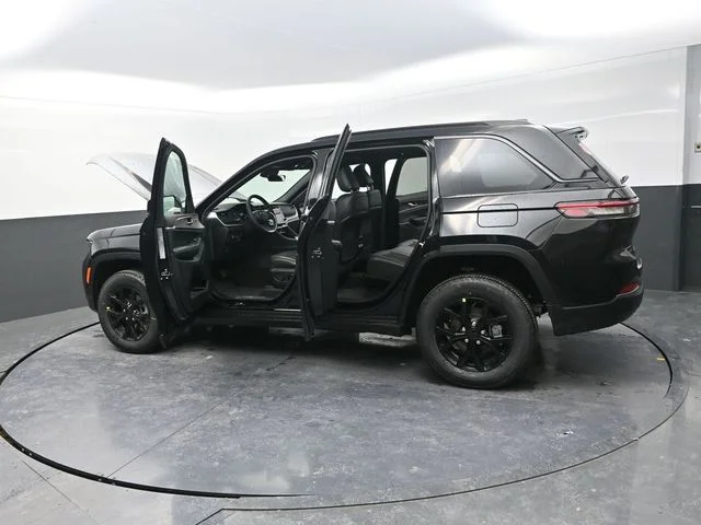 New 2026 Diamond Black Crystal Pearl-Coat Exterior Paint Jeep Altitude image 34