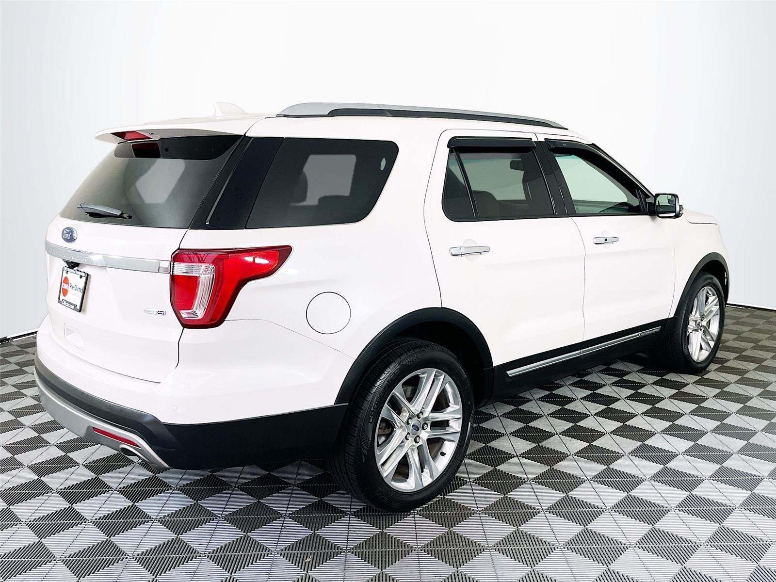 Used 2017 White Platinum Metallic Tri-Coat Ford Limited image 9