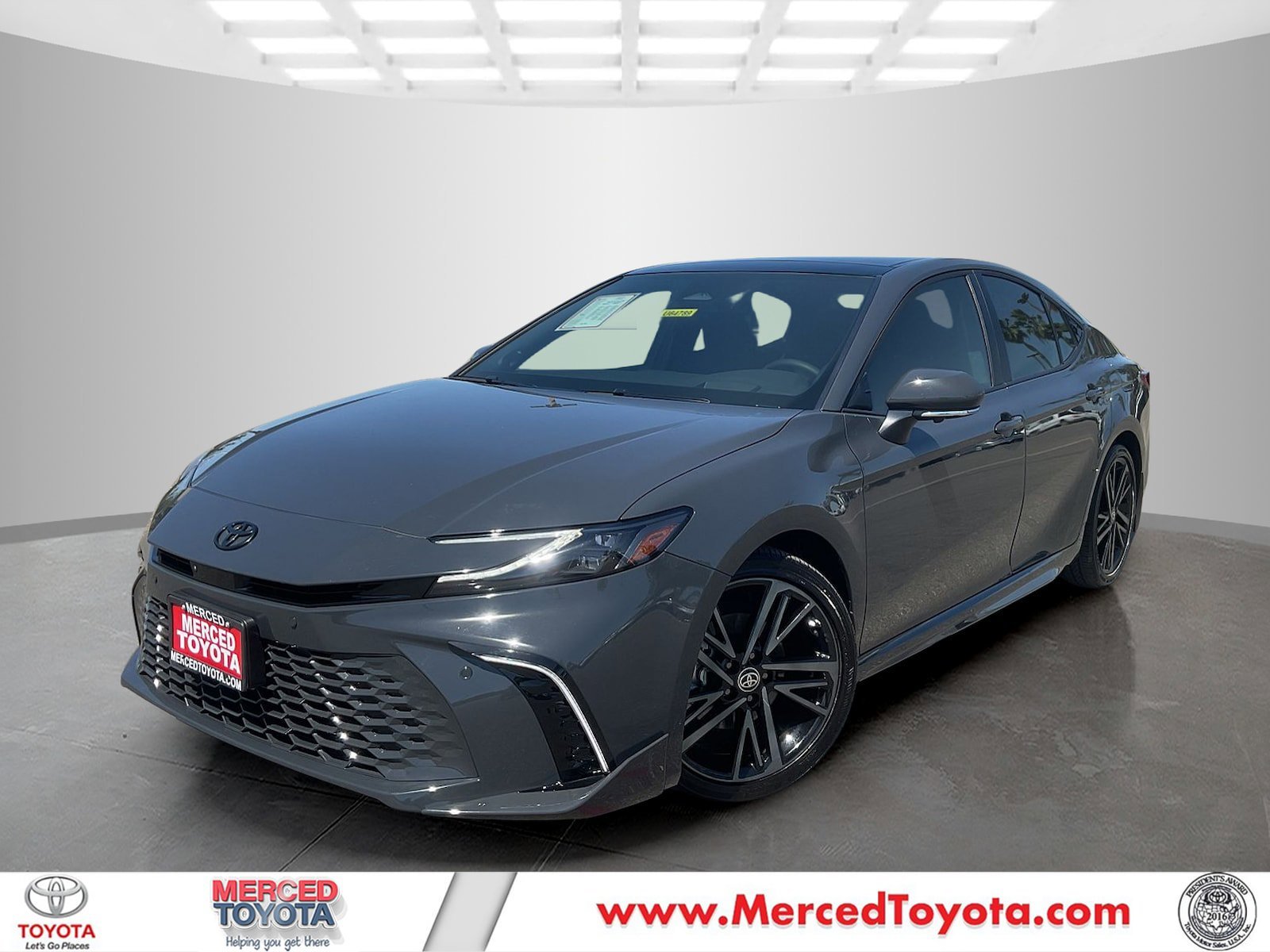 2025 Toyota Camry XSE Hybrid's photo