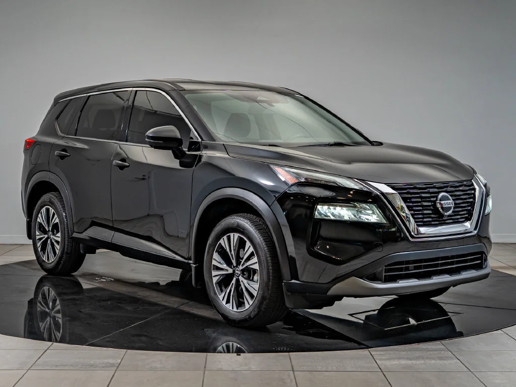 Used 2021 Super Black Nissan SV image 3