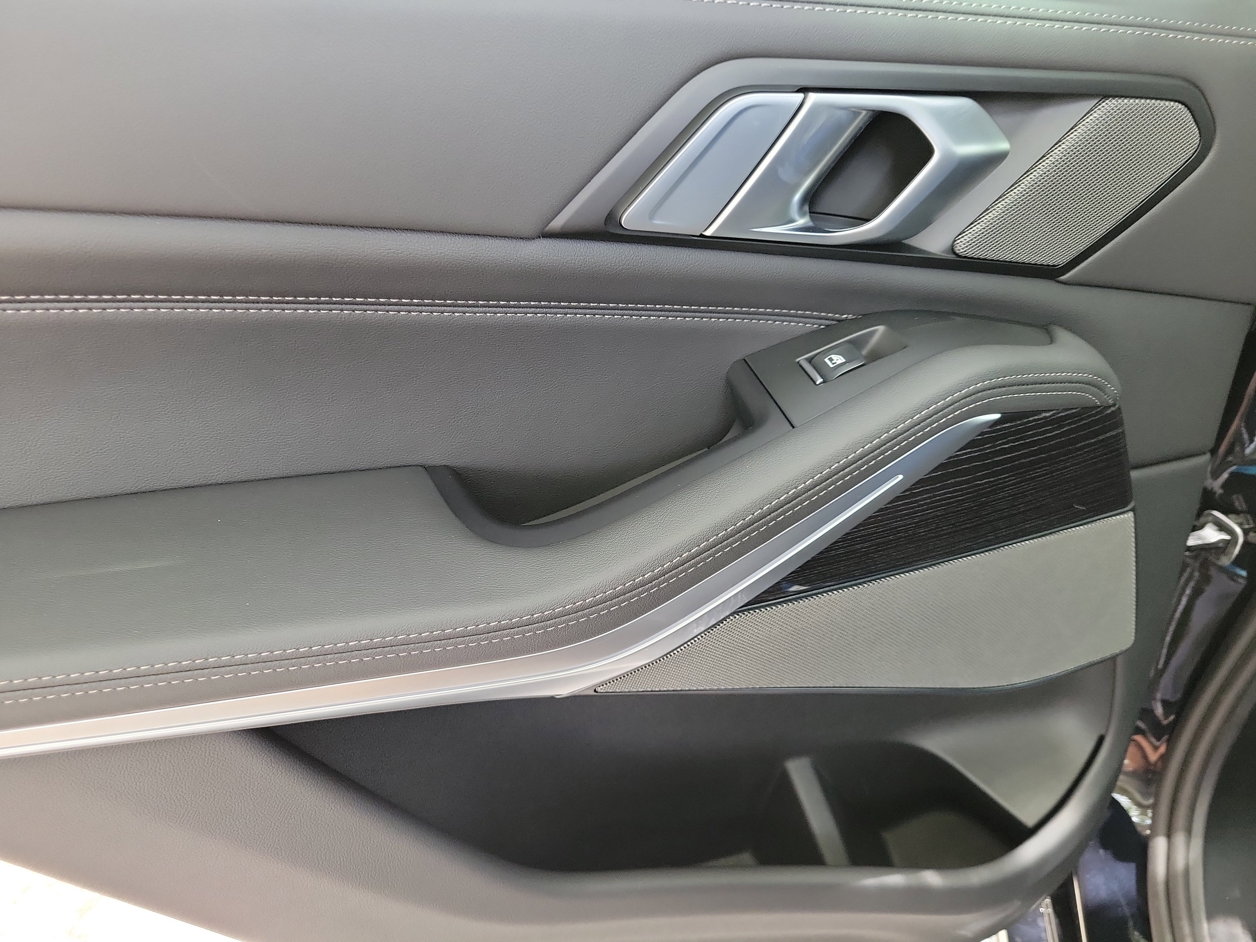 New 2026 Carbon Black Metallic BMW sDrive40i image 13