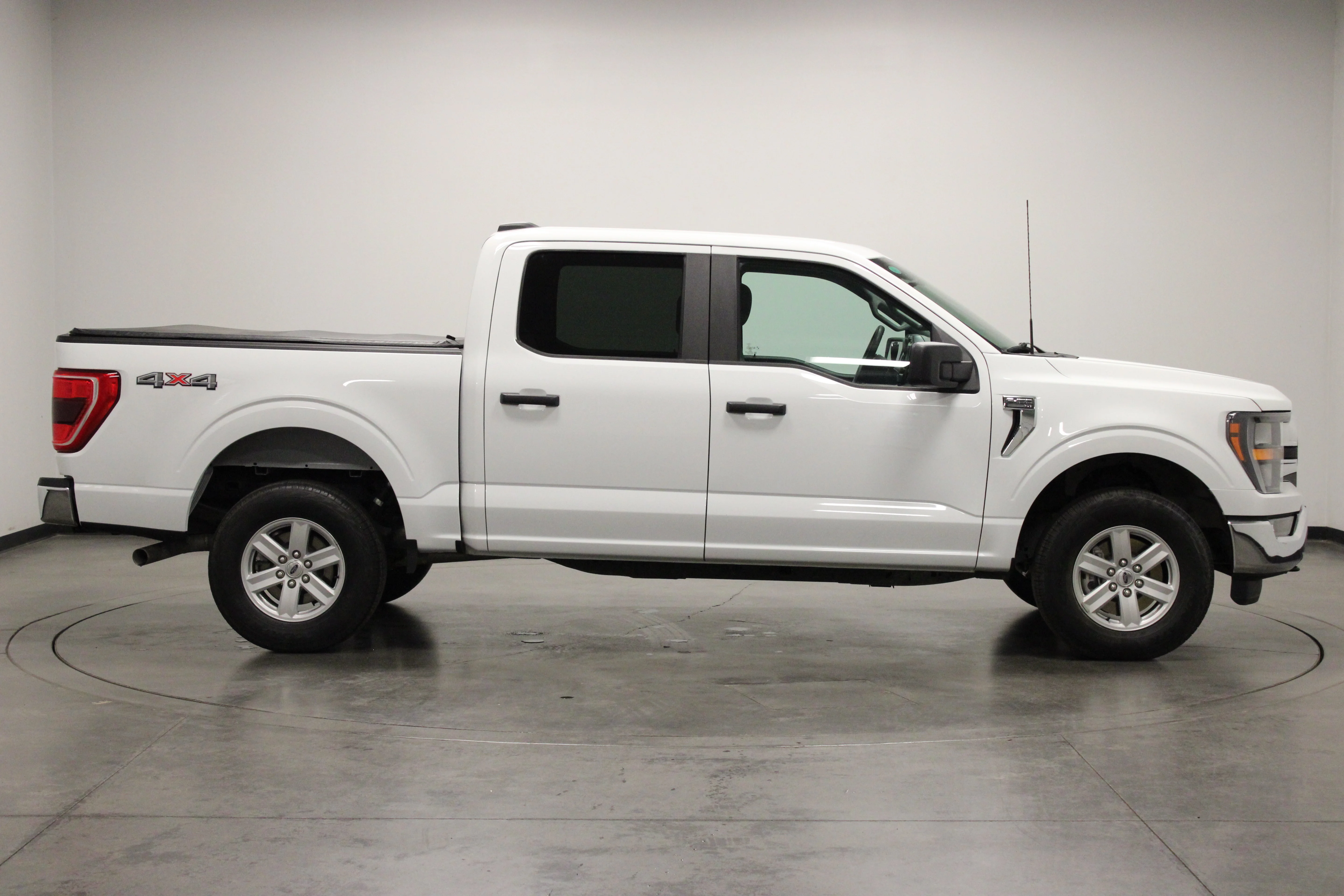 Used 2023 Oxford White Ford XLT image 9