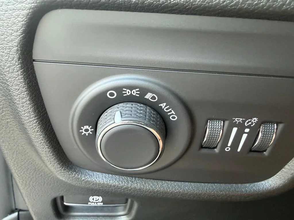 Used 2022 Gray Jeep Altitude image 17