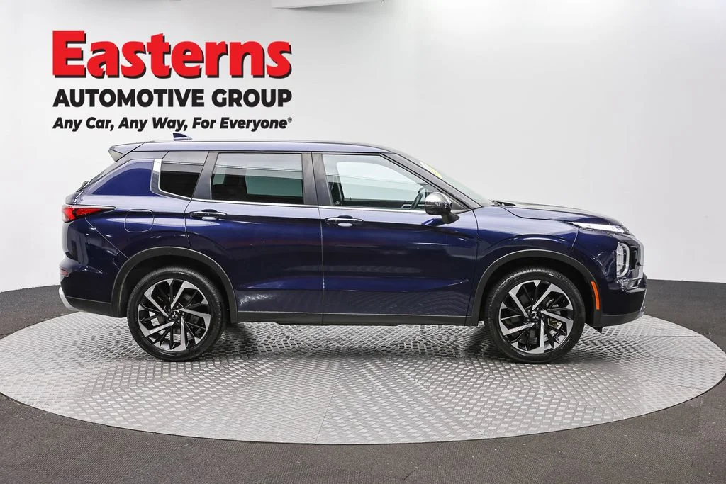 Used 2023 Blue Mitsubishi SE image 4