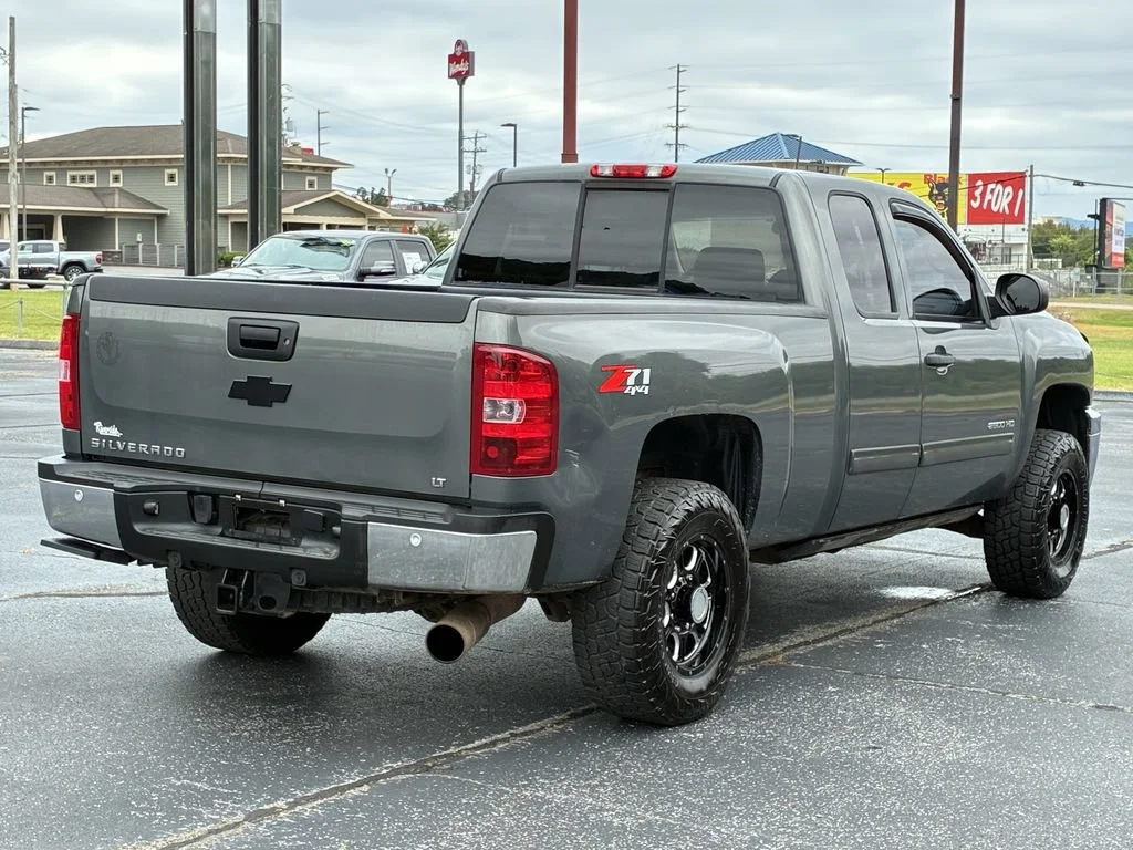 Used 2011 STEEL GREEN METALLIC Chevrolet LT image 7