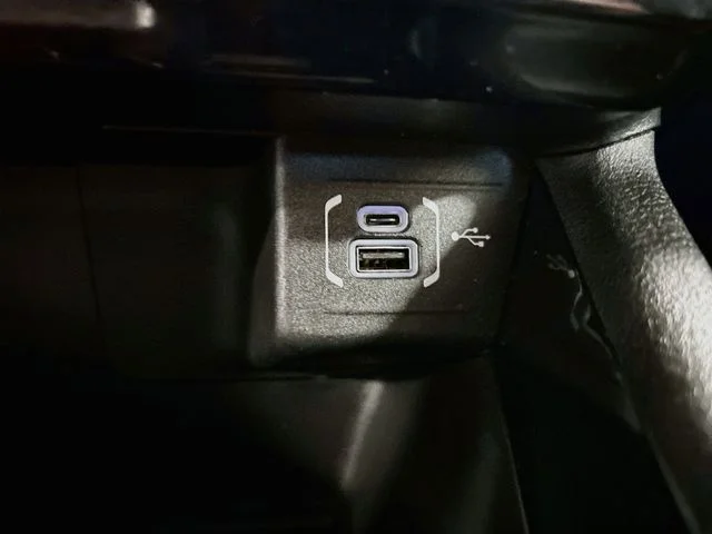 Used 2025 White Jeep Latitude image 29