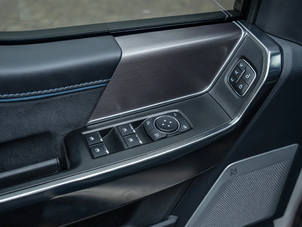 Used 2025 White Metallic Ford Platinum image 17