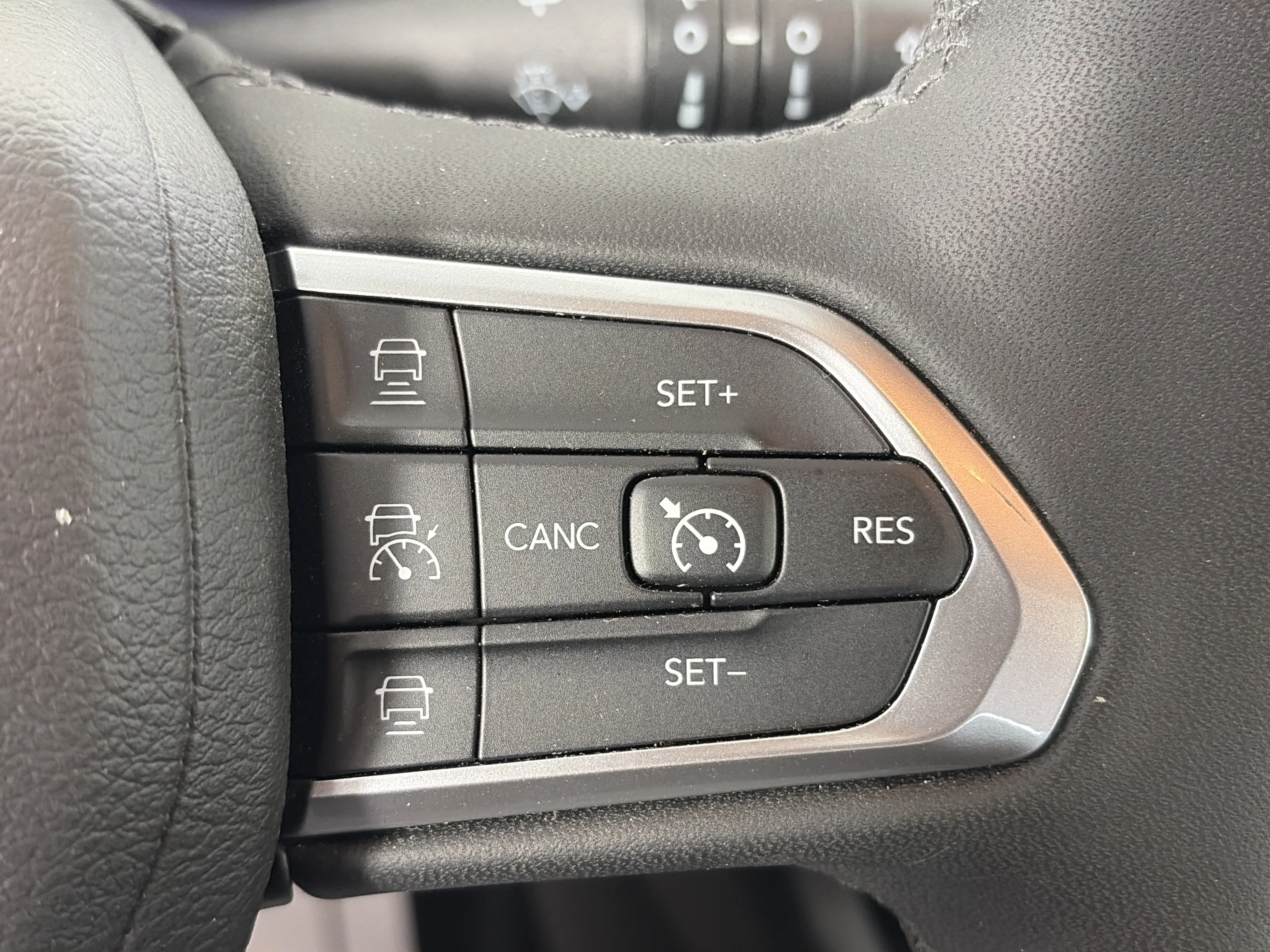Used 2024 Diamond Black Crystal Pearlcoat Jeep Limited image 39