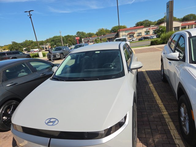 Used 2023 Gray Hyundai SEL image 9