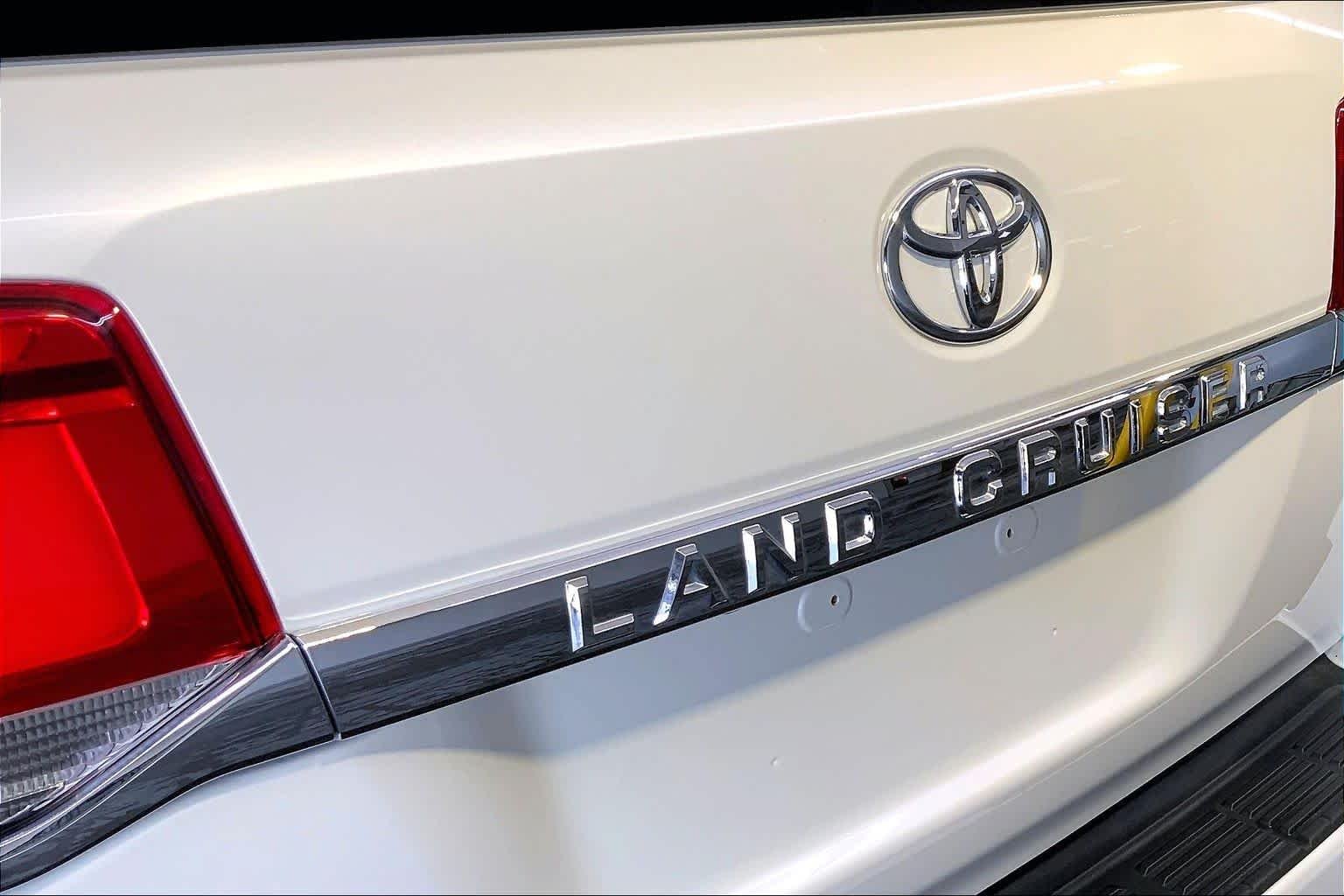 Used 2019 Blizzard Pearl Toyota  image 10