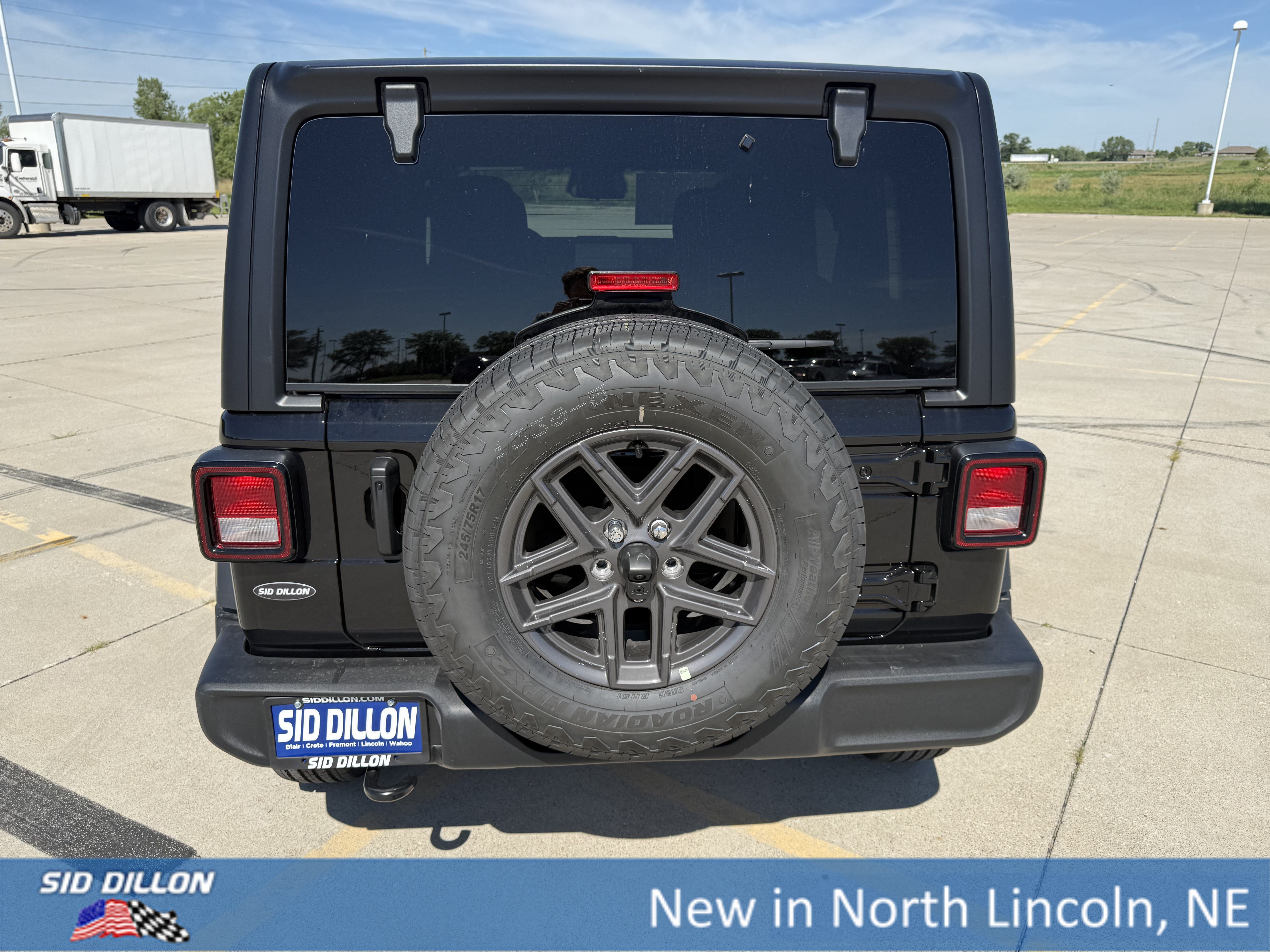 New 2026 Black Clear-Coat Exterior Paint Jeep 4-Door Sport S 4x4 image 4