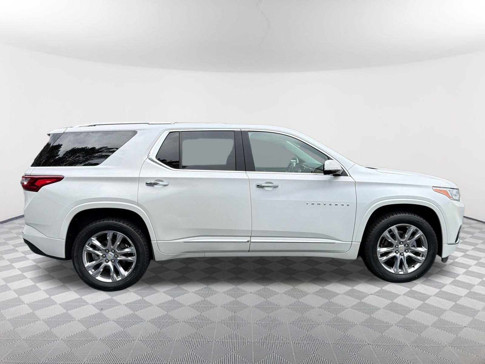 Used 2020 IRIDESCENT PEARL TRICOAT Chevrolet High Country image 4
