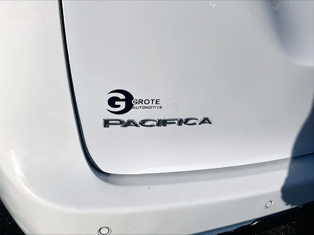 Used 2018 White Chrysler Limited image 8
