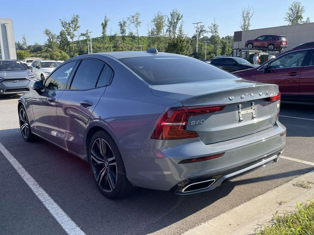 Used 2022 Thunder Grey Metallic Volvo R-Design Expression image 3