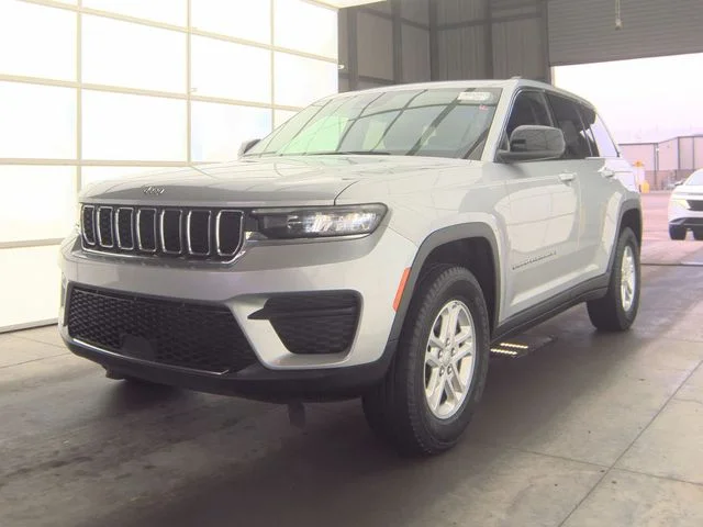 Used 2023 Silver Jeep Laredo image 3
