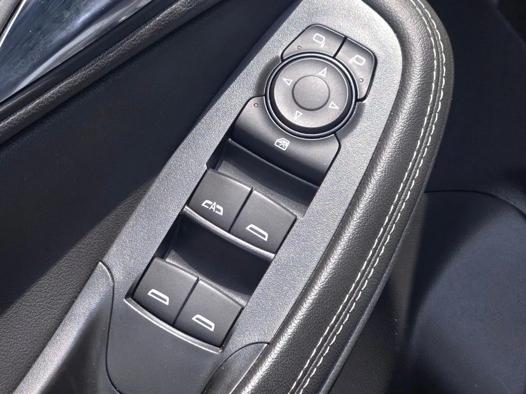 Used 2025 Summit White Buick Preferred image 20