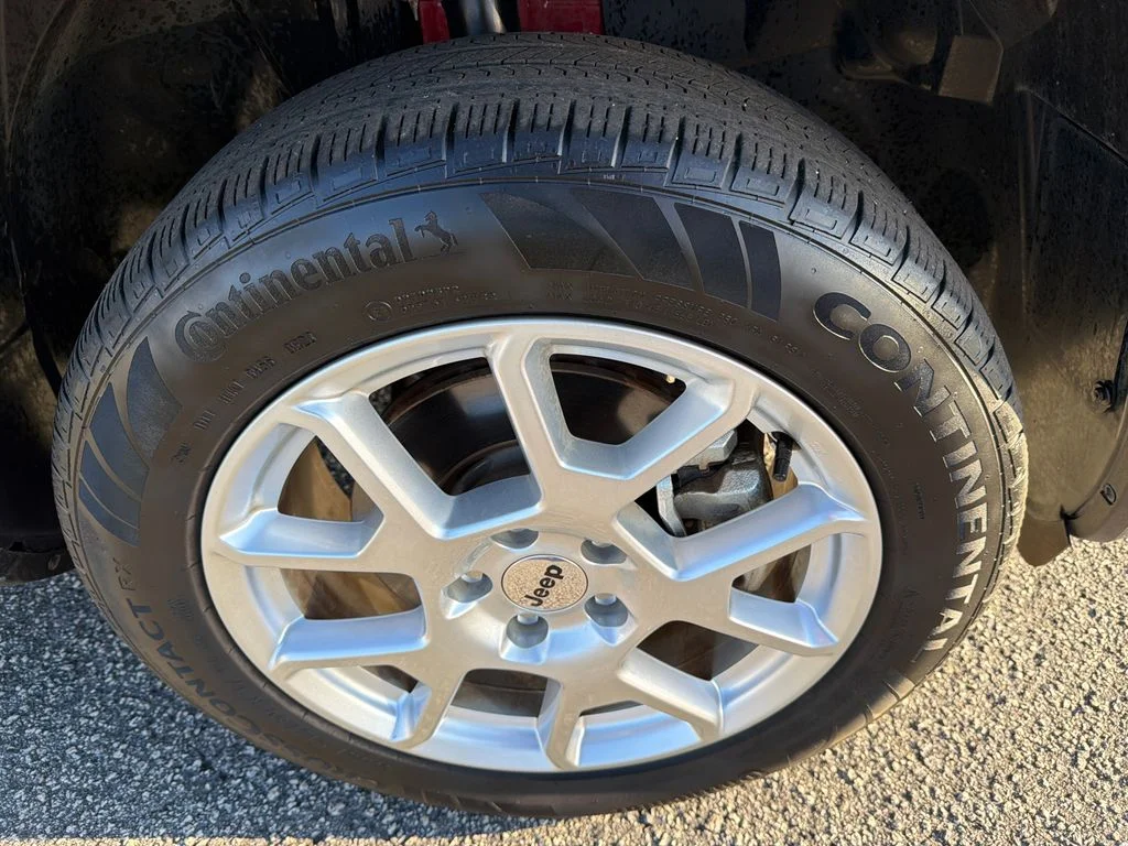 Used 2023 Red Jeep Latitude image 12