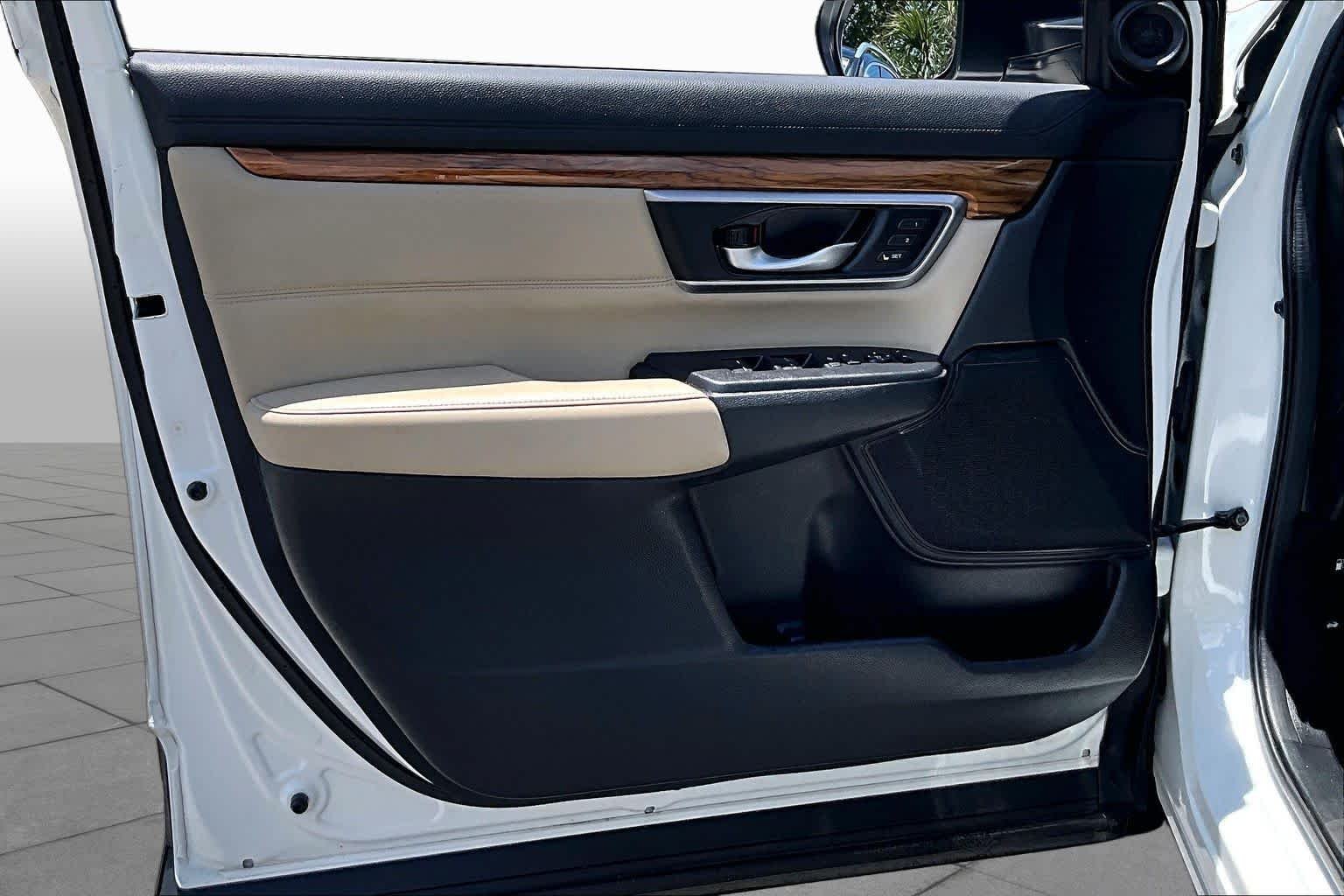 Used 2018 Lunar Silver Metallic Honda EX-L image 22