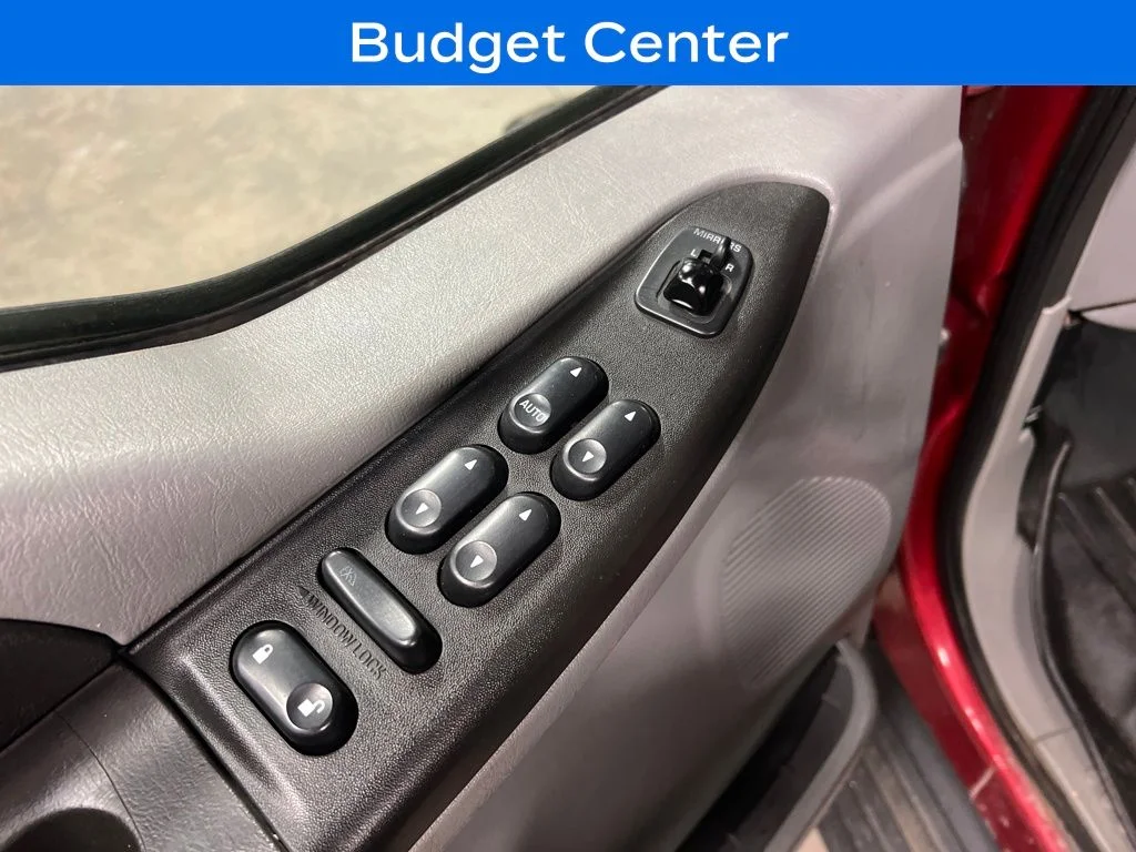 Used 2005 Red Ford XLS image 25