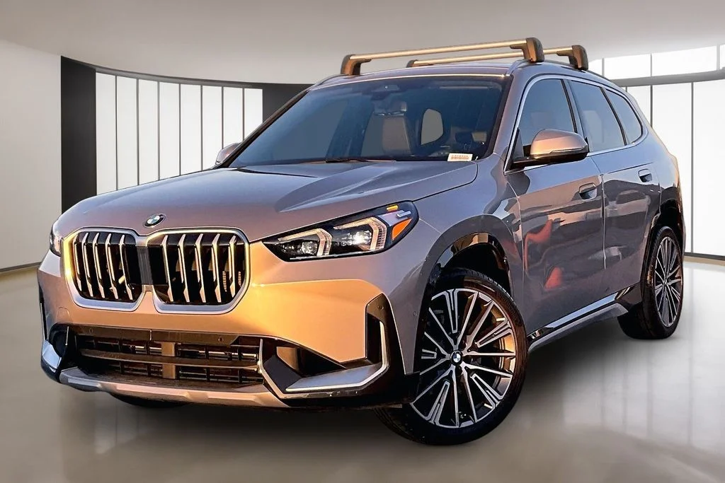 Used 2025 Silver BMW xDrive28i image 1