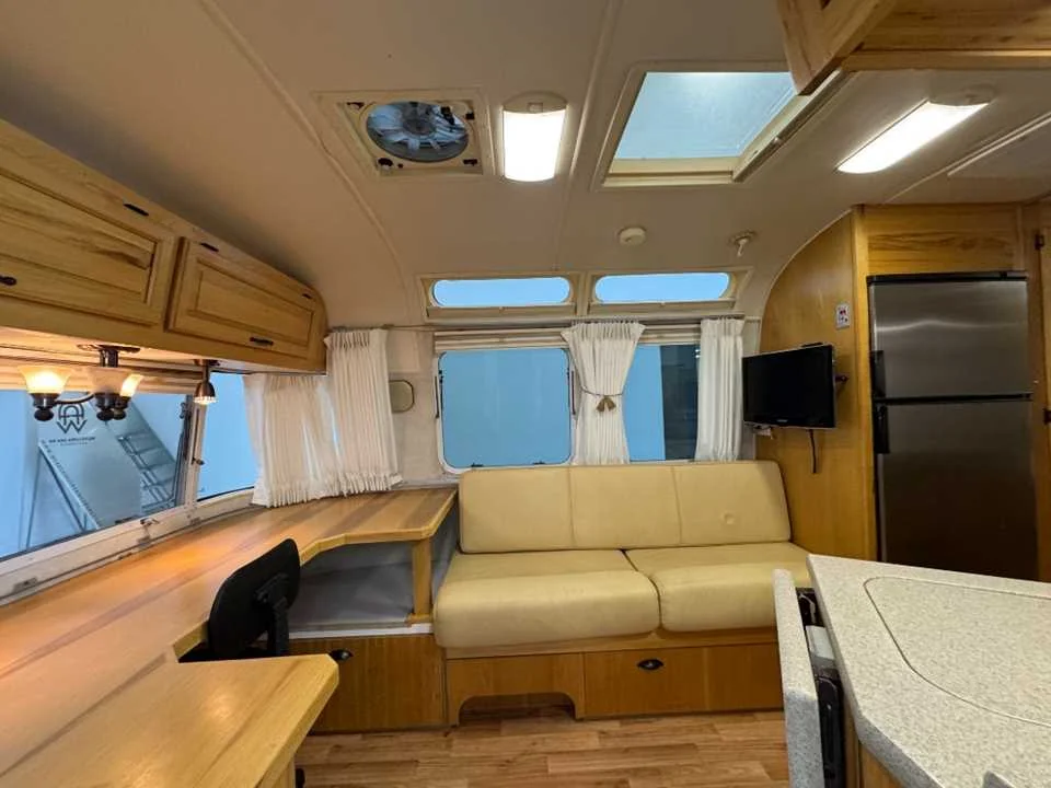 Used 2011 SILVER AIRSTREAM  image 7