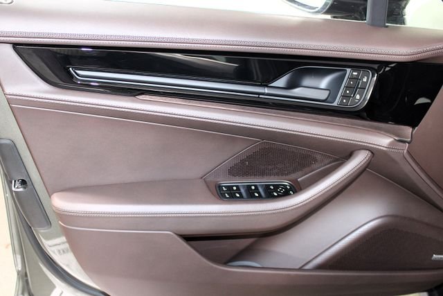 New 2026 Aventurine Green Metallic Porsche 4 image 18