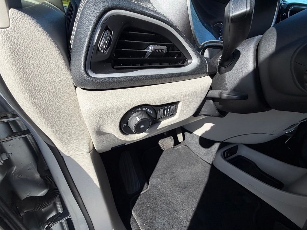 Used 2023 Silver Chrysler Touring L image 17