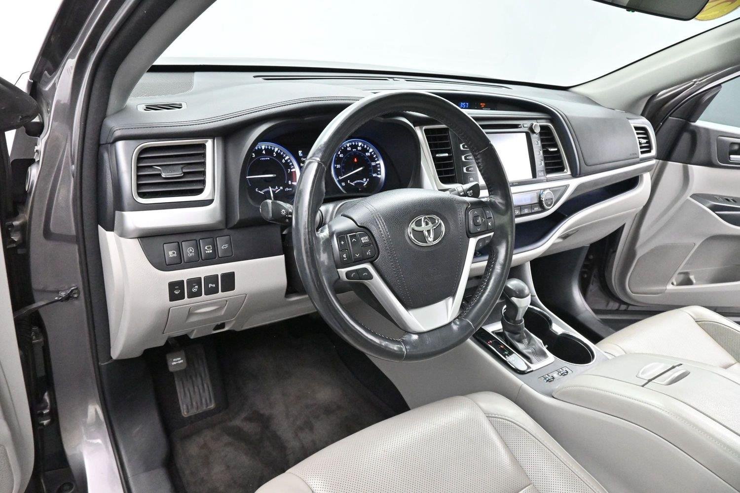 Used 2017 Predawn Gray Mica Toyota Limited image 16