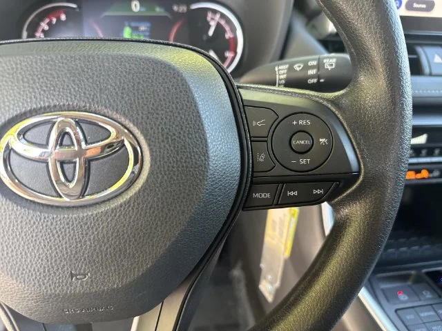 Used 2025 White Toyota LE image 17