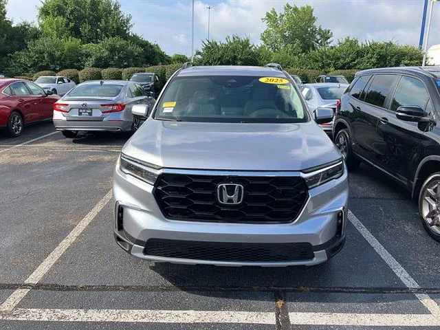 Certified Used 2025 Lunar Silver Metallic Honda Elite image 3