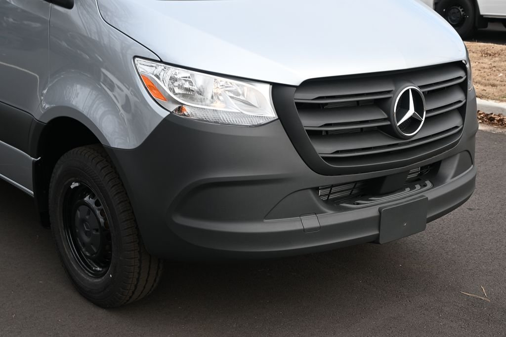 Used 2026 High-tech silver metallic Mercedes-Benz Cargo 170 WB image 31
