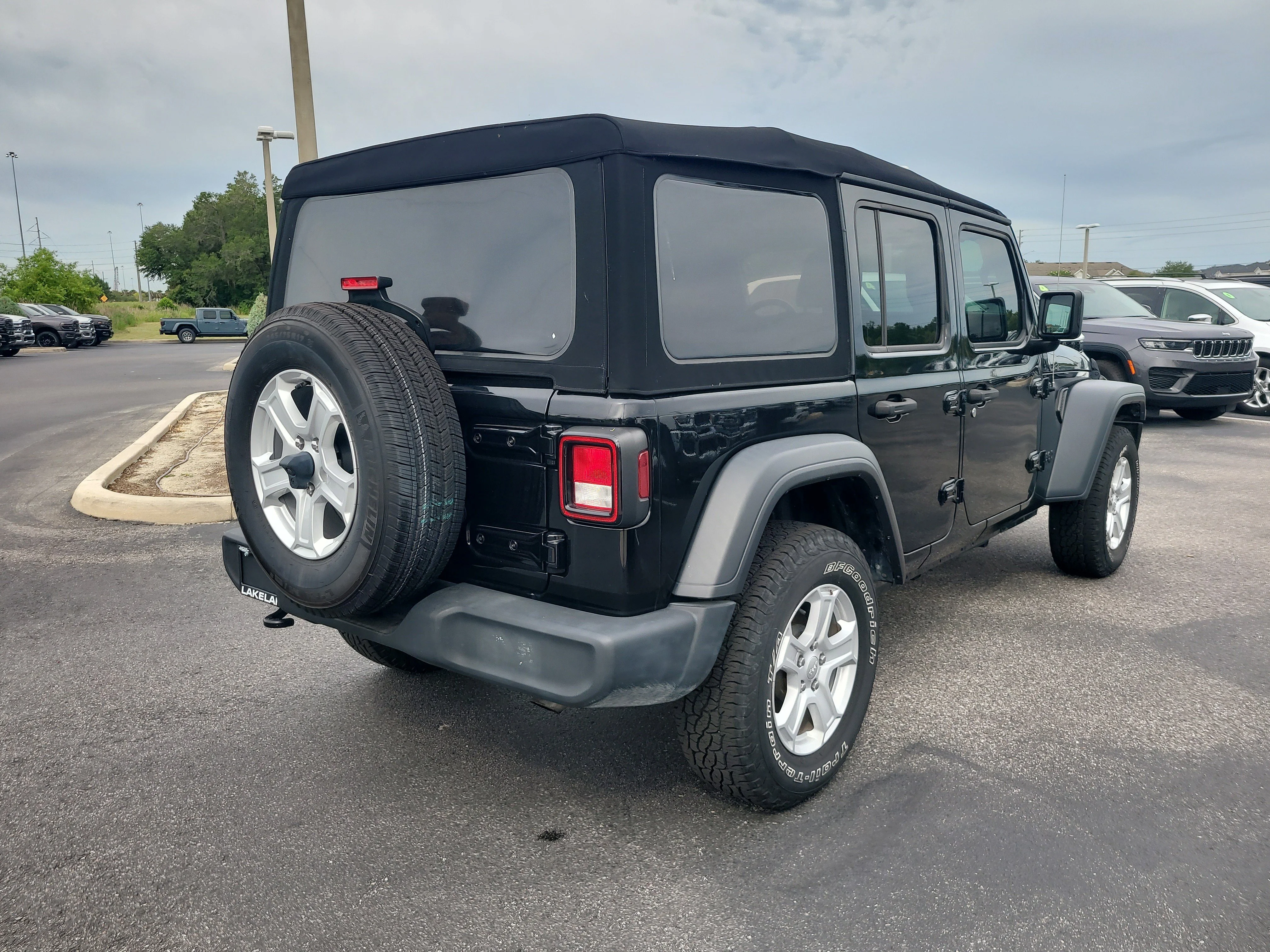 Used 2022 Black Clearcoat Jeep Unlimited Sport S image 4